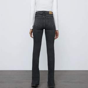 Ett par supersnygga gråa jeans med slit från Zara. Aldrig använda då de är för långa för mig. I nyskick! 