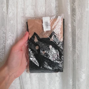 Strumpbyxor  - Helt oöppnade tights med katter på som sträcker sig från foten till vid knäna. Ganska små då det är asiatisk storlek! (har ett till par som är öppnade och använda, därför jag vet :), skulle gissa på stl S-XS) Ej köpta på shein, om många är intresserade så blir det budgivning 