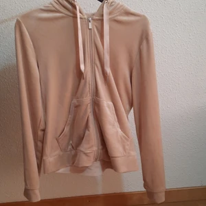 Sammet kofta - Jätte fin sammet kofta i bege färg säljer den för att jag har en annan i samma modell, kan diskuteras om pris🥰. Kan skickas i frakt!