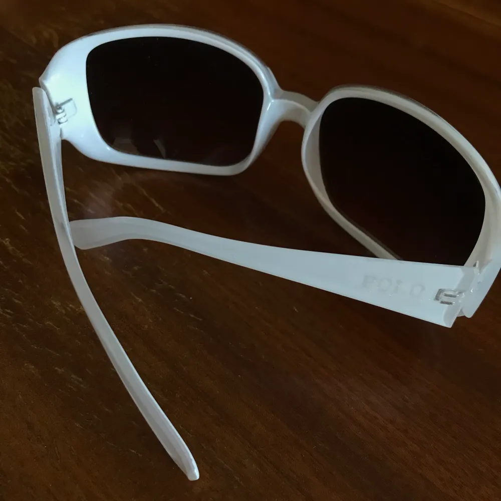 Snygga, vita fake Ralph Lauren solglasögon. Hyfsat bra skick, de har någon enstaka repa men det är inget man tänker på ⭐️ . Accessoarer.