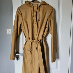 Regnjacka från Rains  - Använd ett fåtal gånger. Stängs med dragkedja och tryckknappar. Storlek S/XS