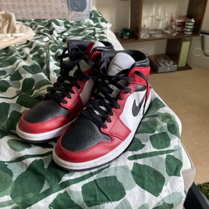 Jordan 1 chic black Toe - Säljer mina Jordan 1 Chicago black toe mids köpta på stockX för omkring 1900. Använda kanske 5 gånger och säljer nu då de inte är min stil. 