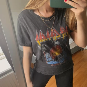 T-shirt med tryck från Gina Tricot - T-shirt med tryck från Gina Tricot i storlek S, bra skick. Köpt för 249 kr, jag säljer den för 100 kr