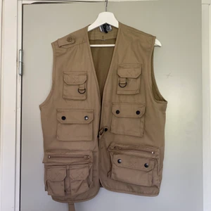 Fiskarväst från asos.  - Beige fiskarväst från reclaimed vintage av asos med egengjorda extrafickor på sidan. Nypris 600kr, säljer då de inte är min stil längre. 