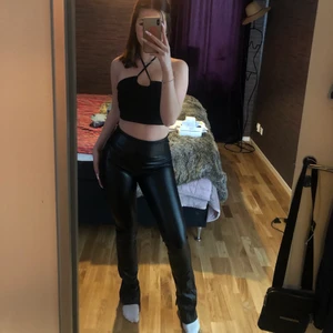 Skinbyxor från Zara - Säljer dessa ursnygga skinbyxor från Zara. Aldrig kommit till användning då jag har många skinbyxor. Dem är mjuka och lena innuti. Dem har en dragskedja på sidan och en justerbar slits längst ner på byxan. Jag är 168 cm och dem är mer åt det långa hållet! Tveka inte på att höra av dig!💞