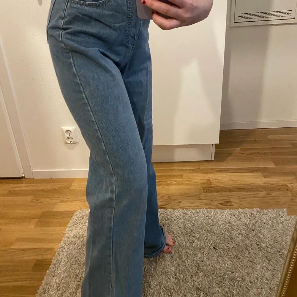 Supersnygga blåa vida jeans. Säljer pga förstora. Det är strl XS men känns mer som  S  i strl.   Kan mötas upp i Örebro  Kan även skickas via PostNord för 66 kr. Jeans & Byxor.
