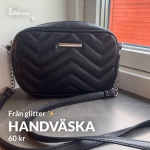 Handväska svart 🤪 - Jag har andvänt denna väskan 2-3 gånger Max. Men nypris kostar den 200 kr i butik och nu säljer jag den för 50 kr + frakten. Kontakta mig vid frågor eller fler bilder!🤍💅⚡️