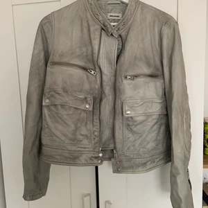 Zadig et Voltaire läderjacka - Läderjacka från Zadig et Voltaire i en grå/blå färg. Använd ett fåtal gånger och i fint skick. Strl L men passar en Strl S✌️