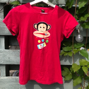 paul frank rosa - jättesöt rosa paul frank t-shirt, kommer dock ej till användning längre:/ lite noppig som syns på andra bilden🌺 liten i storlek så mer som en XS