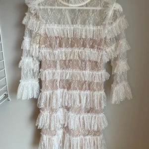 By malina klänning storlek 34. - Perfekta klänningen till fest. Endast använd en gång på studenten. Storlek 34 och nypris 2000 kr.