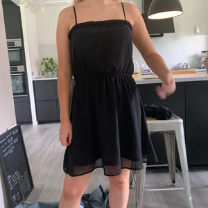 Klänning - Sommarklänning från H&M! Sparsamt använd och i mycket fint skick!🖤