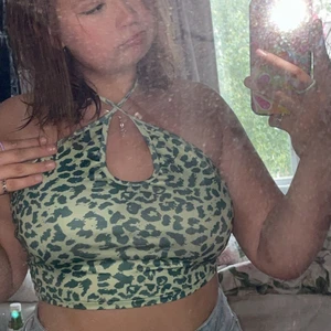 L - säljer denna jättefina tröjan använd en gång. säljer den eftersom den inte passar mig runt brösten, skulle säga attt den passar en s/m 🤍 skriv för mer info 