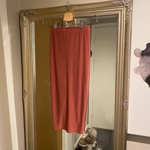 Rebecca Stella i gammelrosa, skitsnygg!! - Jättesnygg kjol i superstretchigt, skönt material från Rebecca Stella.   Jag har aldrig använt den och den känns helt oanvänd.  Det är en S, men skulle passa en XS med!   Hämtas hos mig på Kungsholmen eller skickas för 45 kr 💌