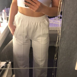 Vita kostymbyxor storlek S - Ett par super snygga vita kostymbyxor som är HELT oanvända! Storlek S i från märket Zink! Säljer dom då jag har ett par nästan lika dana! Köparen står för frakt