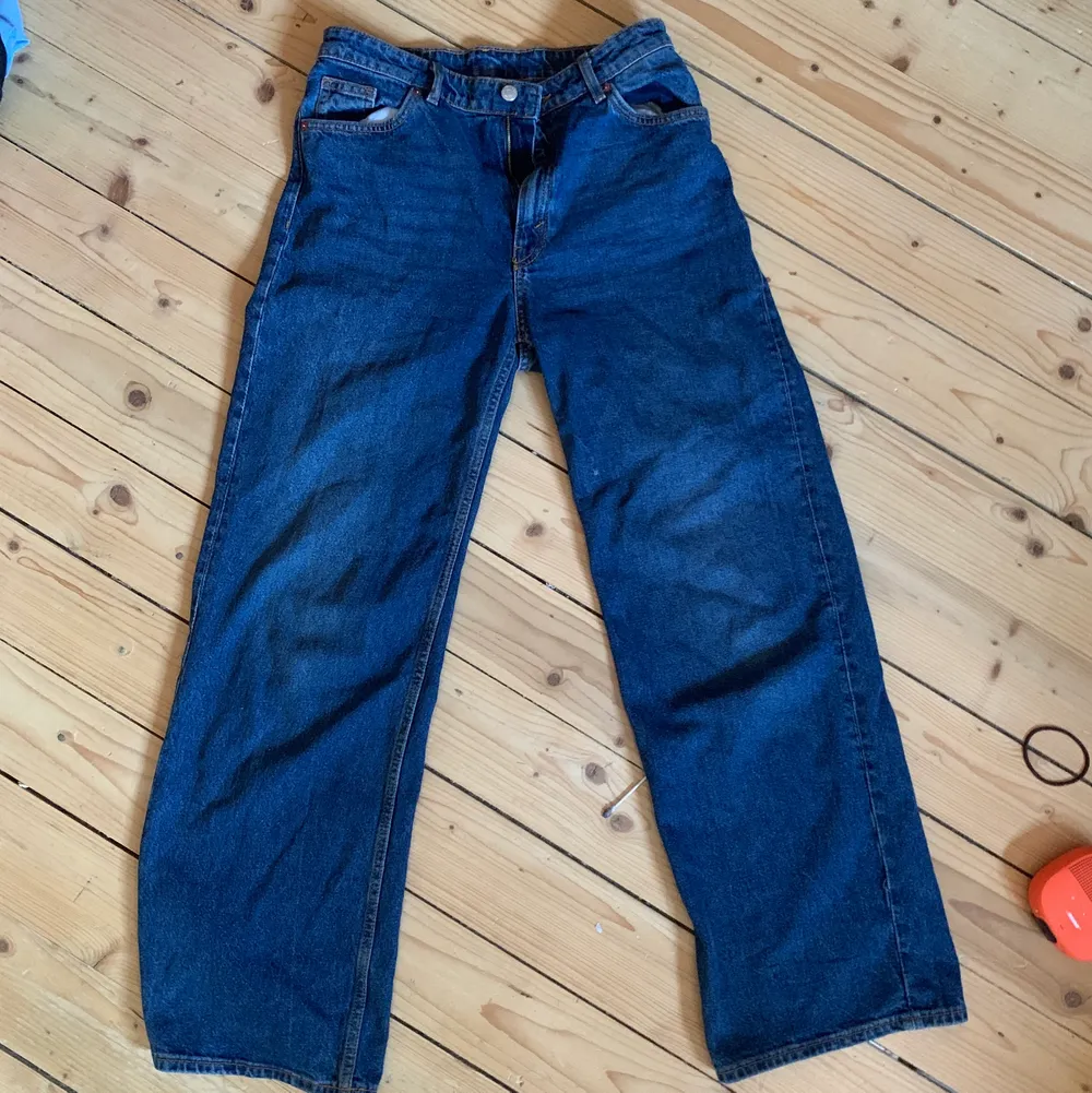 Raka monki jeans i storlek 29! Jag är ca 171. Dessa har en liten vit fläck på framsida lår men den är knappt synlig när man bär dem, skitsnygga men säljer dem för jag har ett par liknande🥰❤️. Jeans & Byxor.