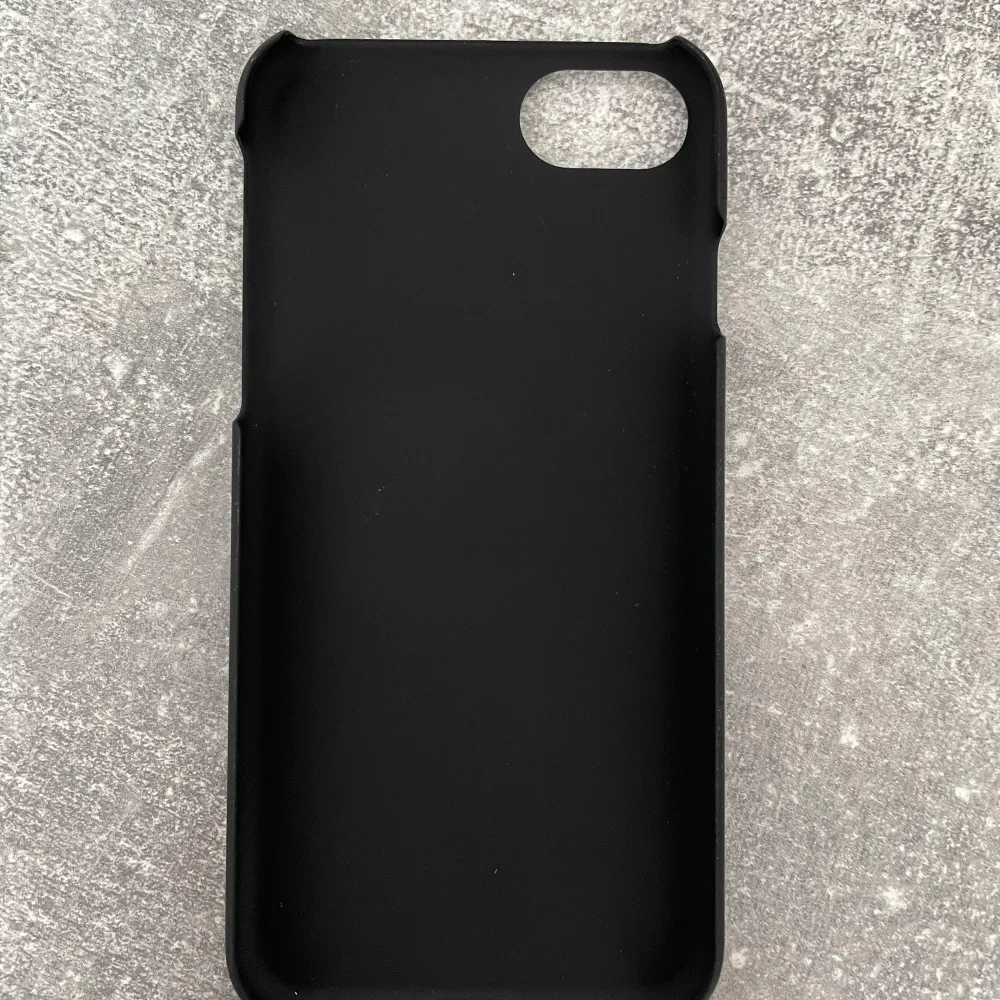 Säljer ett helt nytt skal från iDeal of Sweden som passar iPhone 6/6s/7/8 ✨  frakt tillkommer (återkommer om pris när jag vägt) . Accessoarer.