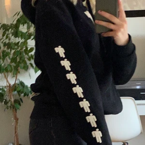 Billie eilish hoodie - Säljer min Billie eilish merch, den svarta hoodien. Köpte den 2019 så den säljs inte längre! 🥰 Använt den en del så i använt skick☺️ Köparen står för frakt!