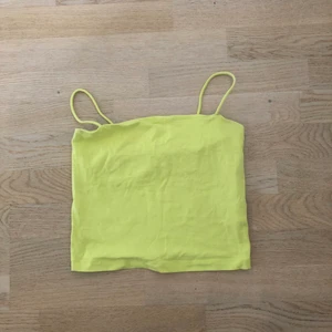 Spagettilinne - Ett gult spagettilinne från GinaTricot. Limmet är i gott skick och har ett extra stycke tyg på framsidans insida💛 