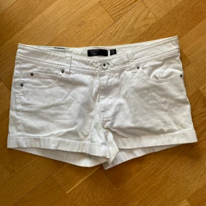 Jeansshorts  - Vita jeansshorts i storlek S