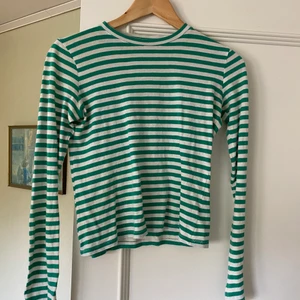 Randig tröja - Grön och vitrandig tröja från NAKD 🌷🌷