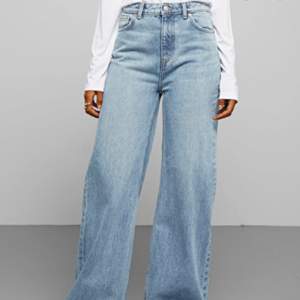 Högmidjade baggy jeans från Weekday i färgen ”san fran blue” som inte säljs längre 🌺