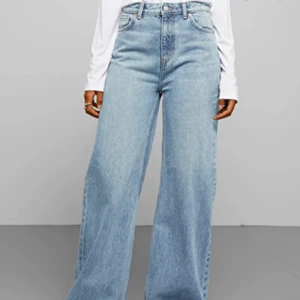Weekday jeans - Högmidjade baggy jeans från Weekday i färgen ”san fran blue” som inte säljs längre 🌺