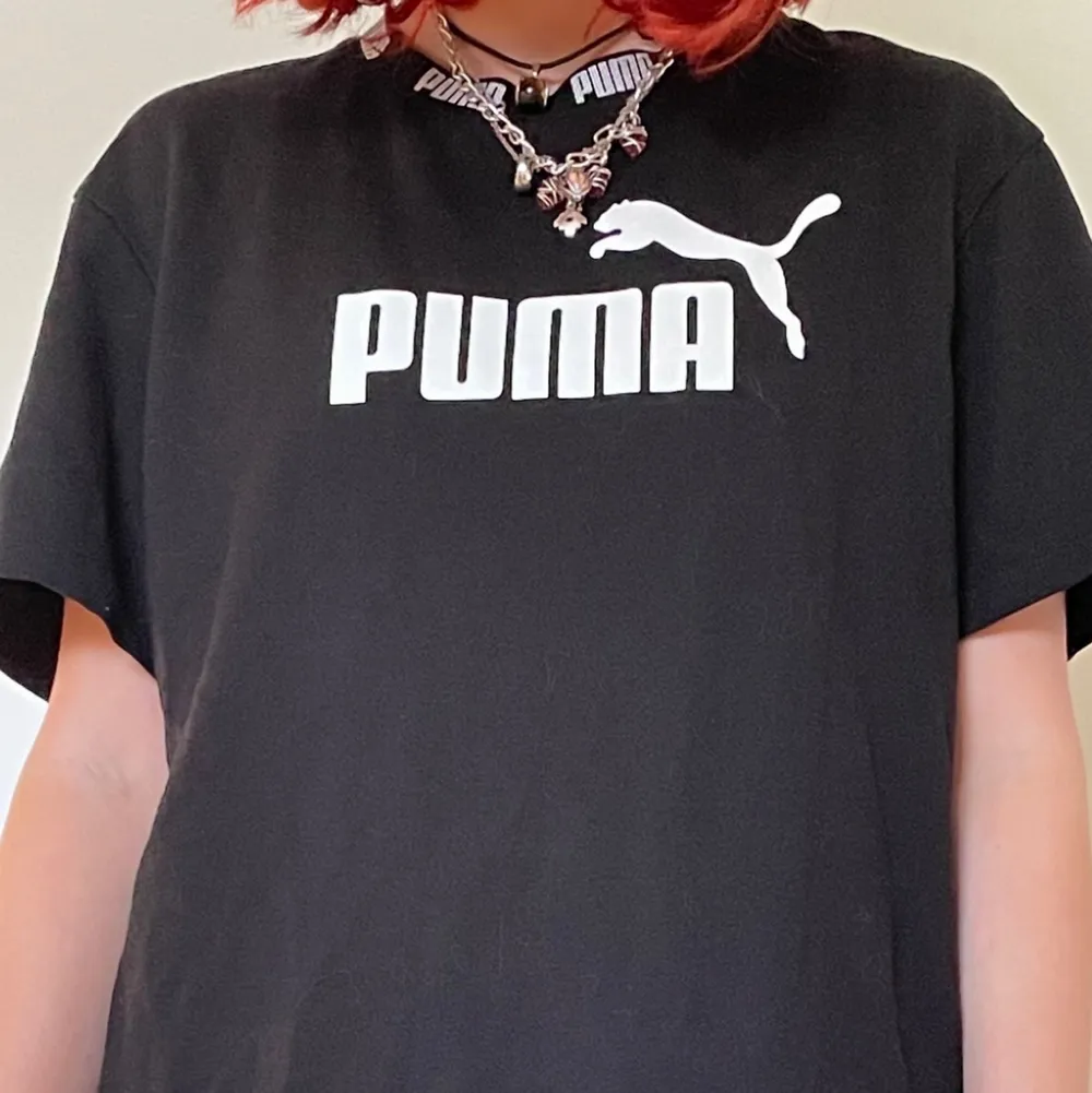 Fin svart puma klänning. (På andra bilden är det en luddtuss på den som jag glömde att ta bort). Den är nästan helt oanvänd och väldigt skön att ha på sommaren. Köparen står för frakten!!. Klänningar.