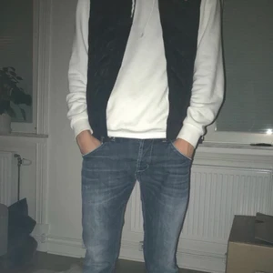 Ralph lauren väst - Inga hål eller skråmor, kraken är lite solblekt men inget man tänker på. Jag är runt 1,83 och den passar perfekt på mig men har även andvänt den runt 1,75. Haft den i runt ett år och väljer nu att sälja efter som att det inte används.