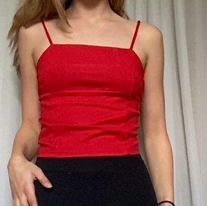 Linne  - Ett rött linne från bikbok i storlek S. Använd några gånger men är i bra skick. Köparen står för frakten 🤍