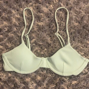 Ljusgrön bikiniöverdel  - Ljusgrön bikiniöverdel från shein i storlek s. Uttagbara inlägg. Endast testad, Säljer pga att den är för liten för mig. Köper står för frakten