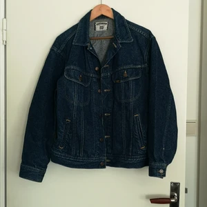 Vintage lee jacka strl M - Äkta vintage lee jacka köpt på second hand för 500kr (är en herrjacka). 