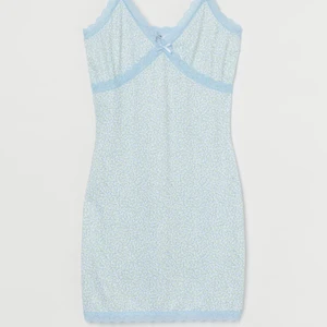 Blå klänning - Intressekoll på denna blå blommiga klänningen i både storlek M och L! Säljer för bra bud 