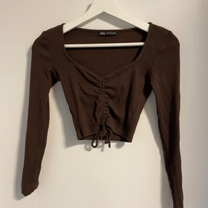Brun zara tröja💕 - Säljer denna oanvända bruna croppsde zara topp! Den är skit snygg men passar inte mig så bra 💕 priset är inkl frakt!