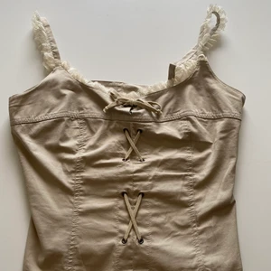 CORSETT INSPIRERAD TOPP - Lägger ut denna igen pga oseriösa köpare. Världens snyggaste topp som kan vara sommarens snyggaste! Sitter som en S/M, men går att justera med hjälp av banden. Säljer pga att den inte passade mig så bra. 200 + frakt (ej bud). Först till kvarn! 💕