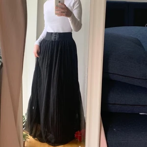 Corset skirt  - ger mig pirate vibes. I sista bilden är banden inte helt intakt men man kan byta dem. 