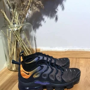 Air vapormax plus storlek 37  - Använd några gånger. Färgen är  persisk violet midnight navy 