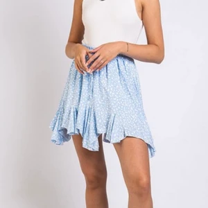 Ljusgrön byxkjol med volang - En ljusgrön byxkjol från Madlady. Två första bilderna är lånade från Madladys hemsida och kjolen är i en annan färg. Storlek M. Tunt och fladdrigt material, med en vit innerbyxa. Köparen står för frakt. (Kallas ”KJOL - RUFFLED SUMMER EDGE” på Dig Madladys hemsida)