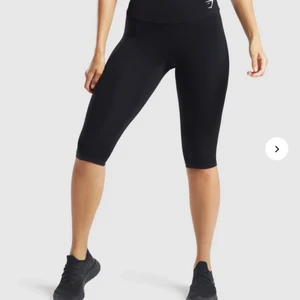 Gymshark tights - Kortare träningstights från Gymshark i storlek xs. Hög midja och stretchiga. Jättefint skick. 