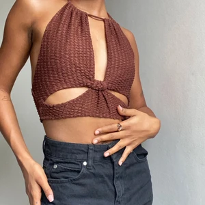 Sommartopp med öppenrygg  - Fin sommartopp som jag råkade beställa 2 storlekar, helt ny och oanvänd och supertrendigt färg och stil 🤎