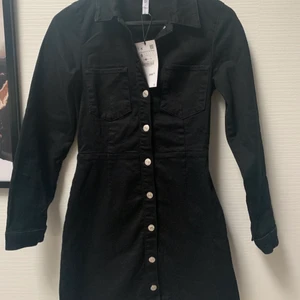 Jeansklänning zara - Svart långärmad jeansklänning från Zara. Aldrig använd, lappen kvar, storlek S. Nypris 399kr. Knäpps med knappar längs framsidan 