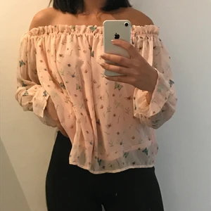 Sommar topp från HM - Rosa sommar topp med fina detaljer. Storlek 38 i nyskick. Köparen står för frakt.