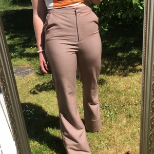 Kostymbyxor NA-KD - Superfina kostymbyxor från Hanna Schönbergs kollektion med NA-KD. Storlek 36. Så bra passform!! Jag är 164 cm och de passar med skor med lite högre sula. Frakten ingår 🤍