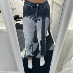 Jeans - Super snygga gråa jeans i mycket bra skick, använd ganska lite!