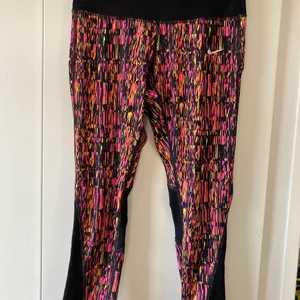 Träningsbyxor  - Häftiga träningsbyxor i olika neonfärger. Passar inte mig längre. Ficka med blixtlås finns på baksidan
