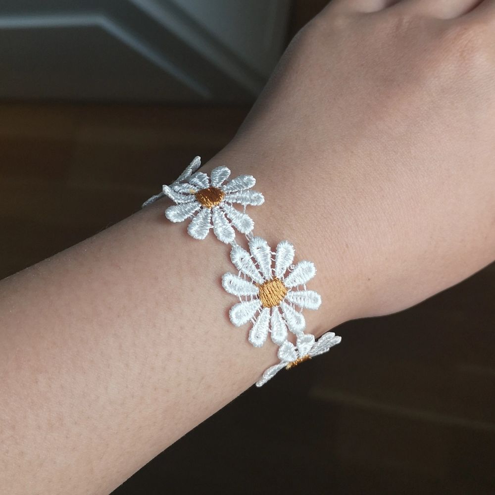 Justerbart armband med blommor på. En av blommorna har en liten försumbar defekt som syns på bild 3. Annars är det i gott skick. Frakt vanligt brev (ej spårbart) är inräknat i priset. Kan ordna spårbar frakt men det kommer kosta extra. Svara inom TRE dagar annars säljs den vidare om andra är intresserade 🌼. Accessoarer.