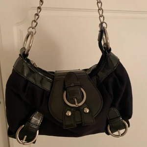 Väska  - Säljer denna väska pågrund av att de ej är min stil,väskan är i gott skick🥰 