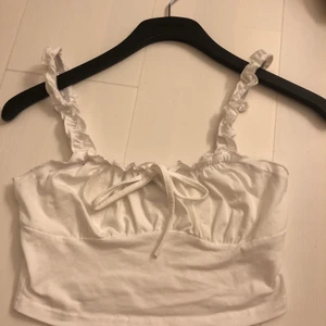 Vit topp storlek S - Säljer denna super söta toppen från shein då den tyvär inte passade. Super bra kvalite och väldigt väldigt söt. Strl S och säljer denna för 40kr