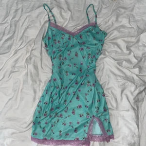 somrig klänning - säljer den här helt oanvända klänningen! stretchigt material så passar mig som har storlek M 💕