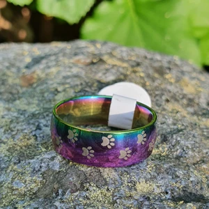 Regnbågs stål ring med tass mönster - Rengnbågs ring av rostfritt stål, storlek 20, diameter 18mm, den färgar inte av eller gör dina fingrar gröna eftersom de är gord av stål.