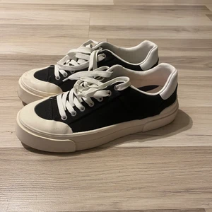 Skor HMxGoodNews - Använda 1 gång. Super sköna sneakers, säljer pga för stora för mig. Nypris 500:-